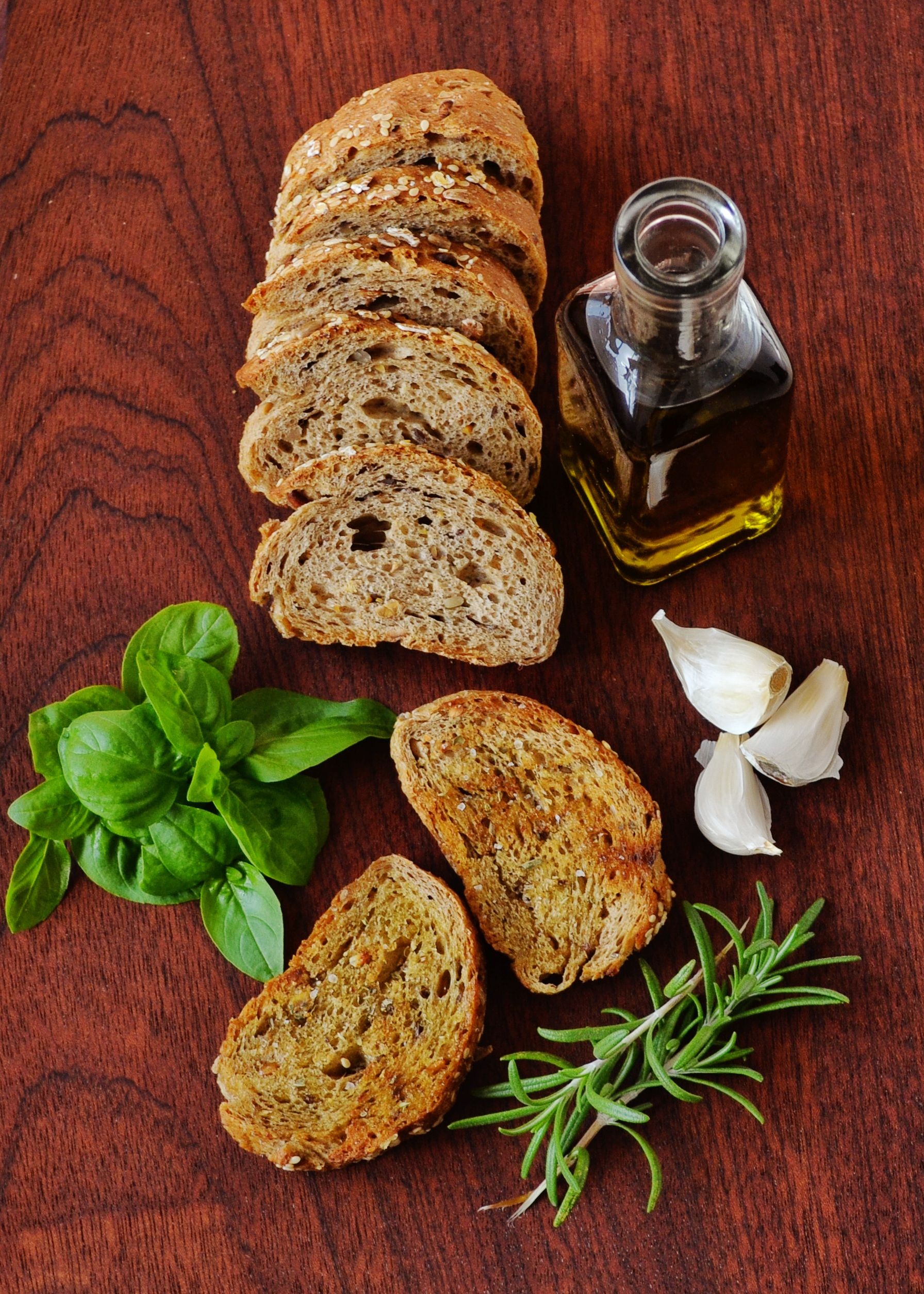 Pain, basilic, ail et huile d’olive